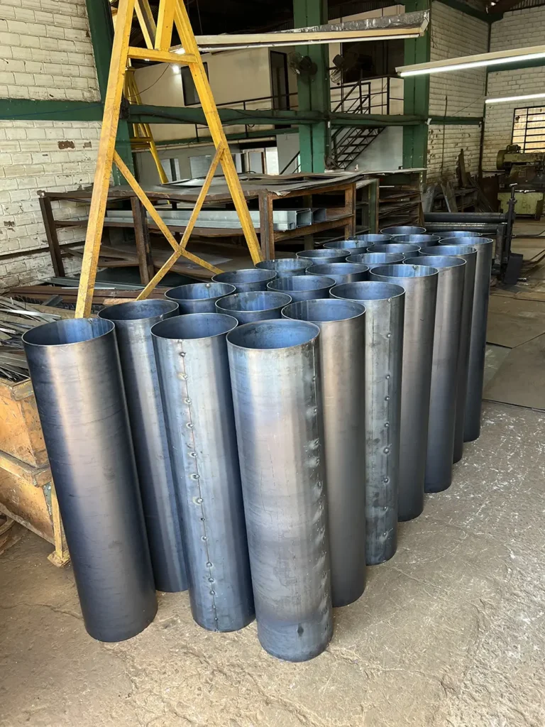 Chapas calandradas para fabricação de peças industriais com serviços de corte e dobra de chapas de aço.